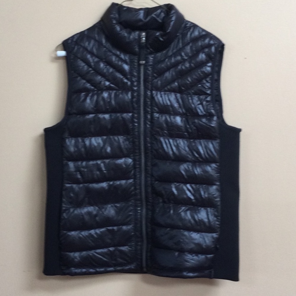 Gap black puffer vest with pockets